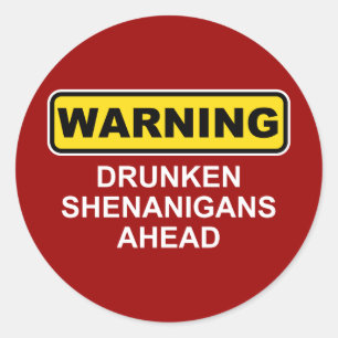 Pegatina Redonda Aviso: Los Shenanigans borrachos por delante