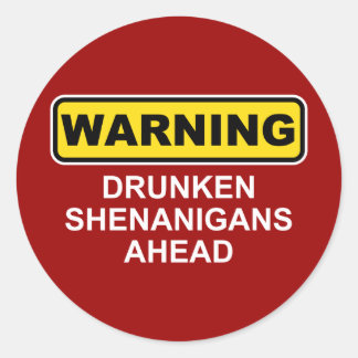 Pegatina Redonda Aviso: Los Shenanigans borrachos por delante