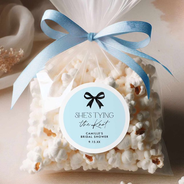 Pegatina Redonda Azul, está atando el arrebato de nudo (Blue She's Tying the Knot Bow Round sticker)