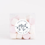 Pegatina Redonda Azul Marino | Menta a ser favorita de boda persona<br><div class="desc">Pegatinas de favores matrimoniales de Punny presentan "menta para ser" en escritura con letras de color azul marino y con letras con acento de corazones. Personalice su nombre y fecha de boda.</div>