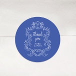 Pegatina Redonda Azul Regal | Boda de cuadro barroco vintage<br><div class="desc">Estos elegantes y lujosos stickers de bodas presentan un marco de arte de la línea vintage con un estilo barroco ornamental. El diseño es blanco sobre un fondo azul. La moderna caligrafía de escritura que dice "gracias", y el texto clásico con sus nombres, hacen de esto una elección contemporánea elegante...</div>