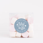 Pegatina Redonda Azul turbio | Menta a ser favorita de boda persona<br><div class="desc">Minty fresco pegatinas de favores matrimoniales presentan "menta para ser" en letras de escritura blanca acentuadas con corazones,  sobre un polvoriento fondo azul. Personalice su nombre y fecha de boda.</div>