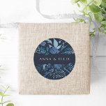 Pegatina Redonda Azure de invierno | Boda Botánico Personalizado<br><div class="desc">Selle sus sobres de invitación o favores con estos elegantes stickers botánicos de boda con sus nombres enmarcados por un borde superior e inferior de color de agua de invierno en tonos azules. Coordina con nuestra colección de bodas de Winter Azure.</div>