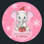 Pegatina Redonda Baby Girl First Christmas Cute Elephant Holidays<br><div class="desc">Un adorable elefante de bebé con un gorra de Navidades,  un regalo de Navidades,  sosteniendo un dulce de caña de Navidades y un fondo nevado con hermosos copos de nieve. Primera fiesta de Navidad. Personalice cambiando el nombre.</div>