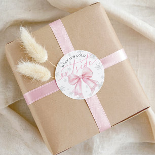 Pegatina Redonda Baby It's Cold Outside Pink Bow Winter Baby