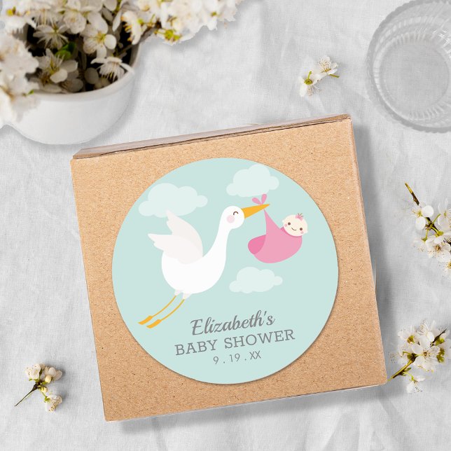 Pegatina Redonda Baby Shower Chica de cigüeñas de paquete rosa (Pink bundle stork girl baby shower round favor stickers)