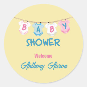 Pegatina Redonda Baby Shower con ropa de bebé personalizada