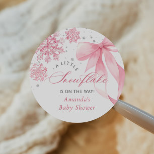 Pegatina Redonda Baby Shower de copos de nieve rosados en invierno