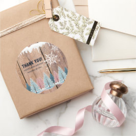 Pegatina Redonda Baby Shower de pinos de bosques de invierno rústic