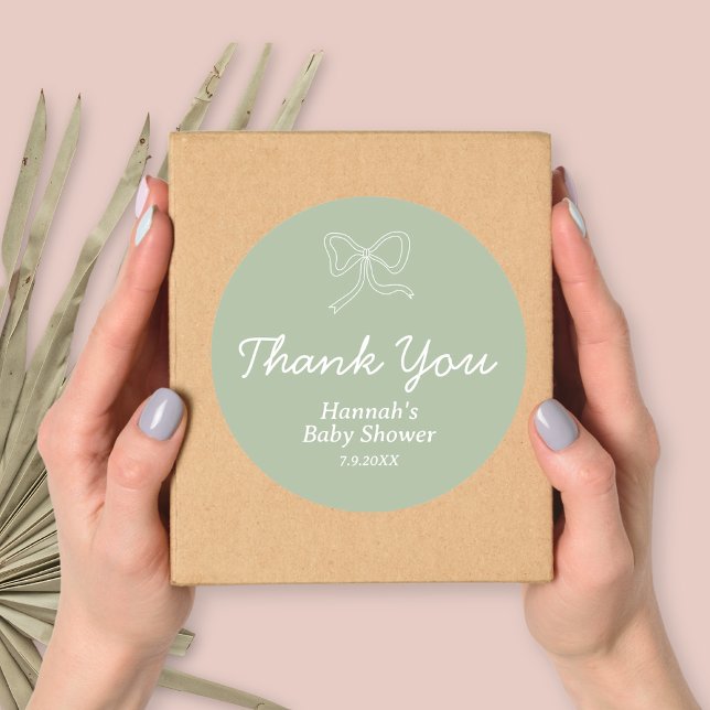 Pegatina Redonda Baby Shower Favorito de Cinta Verde Sage personali (Personalized Sage Green Ribbon Baby Shower Favor Classic Round Sticker)