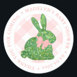 Pegatina Redonda Baby Shower Preppy Easter Bunny Pink Bow Gracias<br><div class="desc">Tópico acuarela Boxwood en forma de conejo conejo con fondo de gingham rosa. Todos los elementos acuarelas pintados originalmente a mano en papel 100% de algodón antes de ser escaneados en forma digital. TENGA EN CUENTA que el texto que rodea el borde debe tener la misma longitud o ser ligeramente...</div>