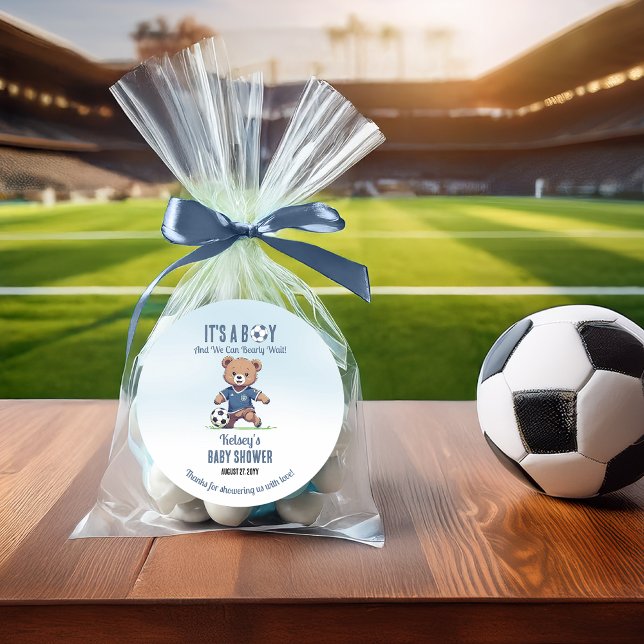 Pegatina Redonda Baby Shower, un jugador de fútbol que espera a un  (Blue "It's A Boy and We Can Bearly Wait!" Teddy Bear Soccer Player Boy Baby Shower Favor Sticker)