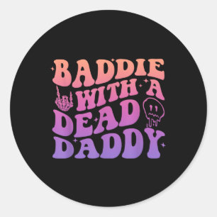 Pegatina Redonda Baddie Con Un Diseño De Papi Muerto
