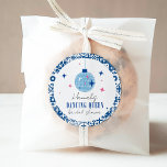 Pegatina Redonda Baile Queen Greek Musical disco novia ducha<br><div class="desc">Pegatina circular giratorio editable en ducha de novia con bailes de inspiración mediterránea griega con buganvillas.</div>