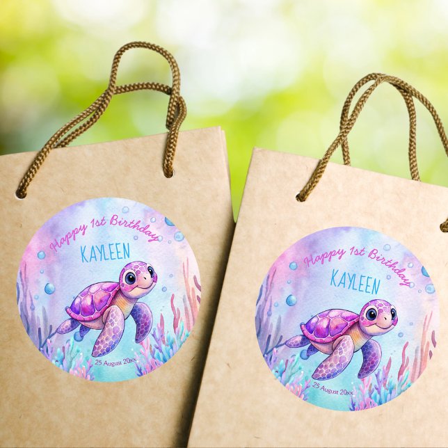 Pegatina Redonda Bajo el mar, la bella tortuga rosa púrpura cumplea (Under the sea cute turtle pink purple girls happy birthday sticker)