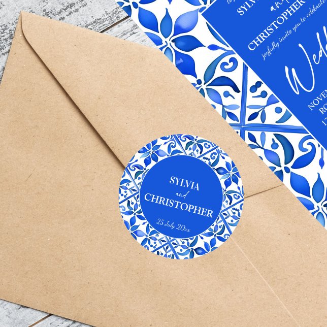 Pegatina Redonda Baldosas azules azules de Talavera Azul en un solo (Blue Azulejo Talavera Spanish blue tiles wedding Classic Stickers template bride and groom names)
