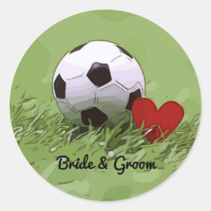 Pegatina Redonda Balón de fútbol con corazón rojo en boda de hierba