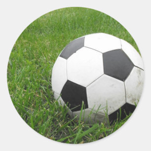 Pegatina Redonda Balón de fútbol en la hierba