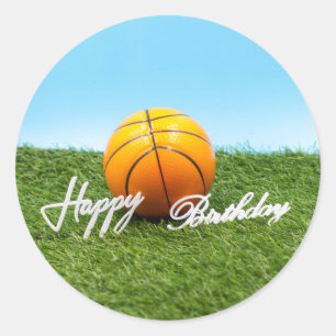 Pegatina Redonda Baloncesto Feliz cumpleaños al césped verde