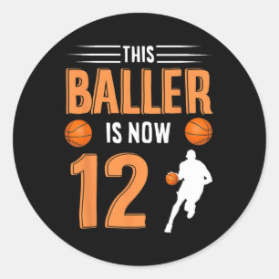 Pegatina Redonda Baloncesto por los 12 Años - Este Baller Ya Tiene