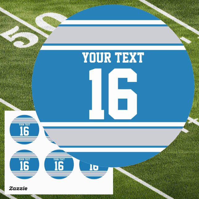Pegatina Redonda Bandas deportivas personalizadas en azul y plata (Custom Text Blue and Silver Jersey Sport Stripes Round Sticker)