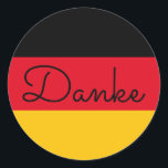 Pegatina Redonda Bandera alemana Colores Danke<br><div class="desc">Danke ... un mensaje de agradecimiento en alemán contra los colores de la bandera de Alemania. Puede cambiar el estilo moderno de caligrafía caprichosa de monoline para crear su propio mensaje de texto personalizado. Pruebe con un estilo de fuente, tamaño y color diferentes y personalice el diseño del texto para...</div>