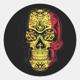 Pegatina Redonda Bandera De Cráneo Y Rosas De Bélgica