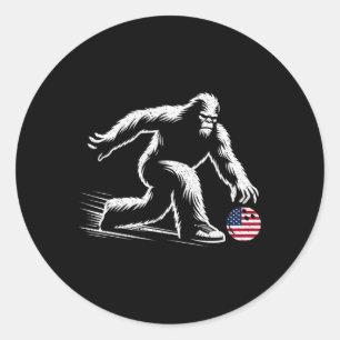 Pegatina Redonda Bandera Estadounidense Bigfoot Bowler