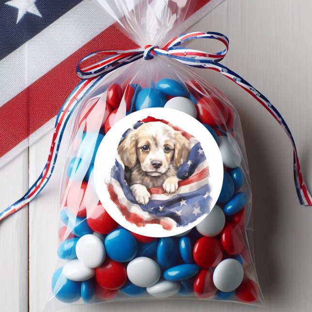 Pegatina Redonda Bandera estadounidense blanca y roja de cachorro (Patriotic puppy and American flag sticker)