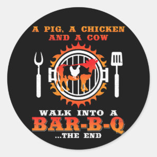 Pegatina Redonda Barbacoa   Un Cerdo Y Un Pollo Entrando En Una Par