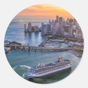 Pegatina Redonda Barco de crucero del atardecer de Miami y paisaje