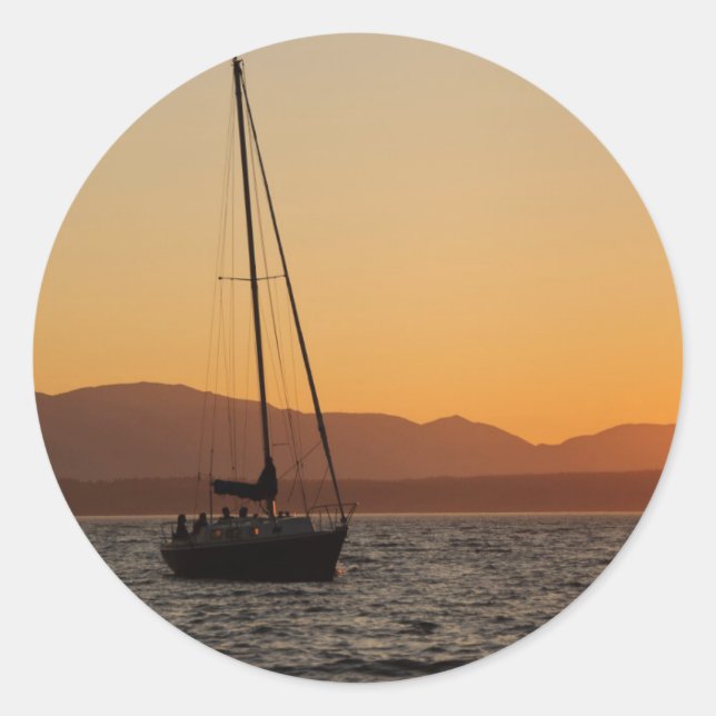 Pegatina Redonda Barco De Navegación Al Atardecer En El Sonido De P (Anverso)