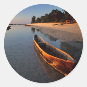 Pegatina Redonda Barcos de madera en la playa de Tondooni