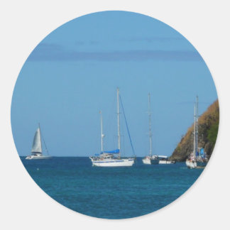 Pegatina Redonda Barcos de vela en la Bahía Blanco y Azul Náutico