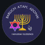Pegatina Redonda BARUCH ATAH ADONAI | Hanukkah Blessings<br><div class="desc">Pegatinas HANUKKAH modernos y elegantes. El diseño muestra un MENORAH de color dorado con ESTRELLA multicolor DE DAVID y DREIDEL gris plateado. En la parte superior hay un texto curvo que dice BARUCH ATAH, ADONAI (Bendito eres tú, Dios) y debajo del texto se lee HANUKKAH BENDICGS. TODO TEXTO ES PERSONALIZABLE,...</div>