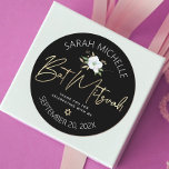 Pegatina Redonda Bat Mitzvah Black Gold Script Floral Watercolor<br><div class="desc">Estar orgulloso, regocijarse y celebrar este hito de su Bat Mitzvah favorito cada vez que use este sofisticado y personalizado pegatina! Una moda, impresionante, blanca y dorada purpurina acuarela floral con una tipografía de escritura de Relieve metalizado de oro falsa y Star of David, así como serif blanco san superponen...</div>