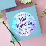 Pegatina Redonda Bat Mitzvah Bold Retro Boho Blue Purple Gradiente<br><div class="desc">¡Estén orgullosos, regocijaos y exhiban este hito de su Bat Mitzvah favorito! Usa este boho retro, pegatina personalizada para añadir a su día especial. Tipografía divertida, de moda, audaz morada y azul marino con la tipografía moderna sans serif superpone un fondo de rayos pop turquesa y morado gradiente con puntos...</div>