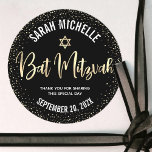 Pegatina Redonda Bat Mitzvah Moderno Script con Holografía Dorada y<br><div class="desc">¡Siéntete orgulloso, regocíjate y celebra este hito de tu Bat Mitzvah favorita cada vez que uses esta sofisticada y personalizada etiqueta adhesiva! La escritura a mano con falso foil dorado brillante, una Estrella de David y pequeños puntos de purpurina de confeti, con tipografía sans serif blanca y negrita, se superponen...</div>