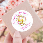 Pegatina Redonda Bat Mitzvah Relieve metalizado dorado Árbol de la<br><div class="desc">¡Estén orgullosos, regocijaos y exhiban este hito de su Bat Mitzvah favorito! Usa esta pegatina divertida, sofisticada y personalizada para añadir a su día especial. Un impresionante y gráfico árbol de Relieve metalizado dorado falso con una estrella de David rosa brillante, naranja y roja y "hojas" de punto sobrepone un...</div>