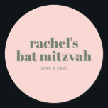 Pegatina Redonda Bat Mitzvah verde suave personalizado moderno verd<br><div class="desc">Celebre este hito especial con un pegatina personalizado de Bat Mitzvah con un suave fondo rosa y tipografía moderna. Perfecto para sellar sobres, decorar favores de fiesta o realzar la decoración de eventos, este elegante pegatina le da un toque personalizado a la celebración. Una moda y un detalle elegante para...</div>