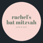 Pegatina Redonda Bat Mitzvah verde suave personalizado moderno verd<br><div class="desc">Celebre este hito especial con un pegatina personalizado de Bat Mitzvah con un suave fondo rosa y tipografía moderna. Perfecto para sellar sobres, decorar favores de fiesta o realzar la decoración de eventos, este elegante pegatina le da un toque personalizado a la celebración. Una moda y un detalle elegante para...</div>