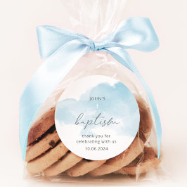 Pegatina Redonda Bautismo mínimo de un niño con cielo azul