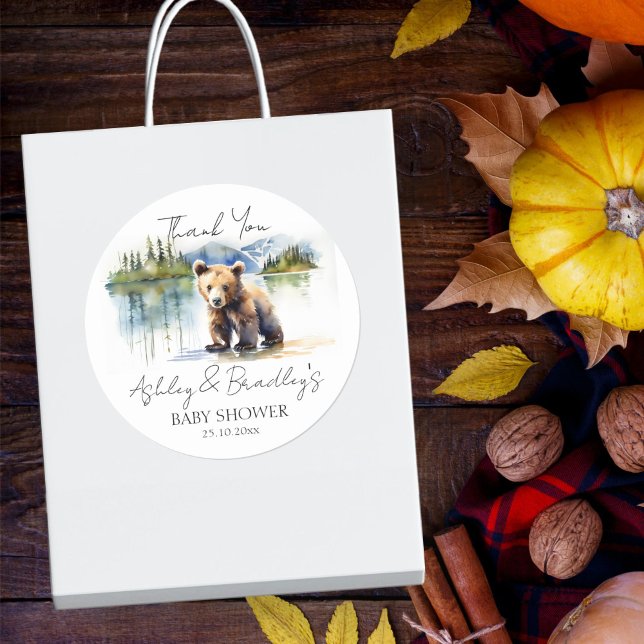 Pegatina Redonda Bear cub adventure espera la ducha de bebé gracias (Bear cub adventure awaits baby shower thank you favor gift stickers watercolor cute bear in Alaska )