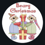 Pegatina Redonda Beary Christmas Presents<br><div class="desc">Dos lindos osos osos de vacaciones con gorros de almacenamiento sosteniendo una pila de regalos con un texto que dice 'Navidades Beary. Colores de fondo de personalizable.</div>