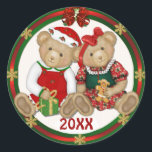 Pegatina Redonda Beary Merry Christmas 20XX<br><div class="desc">Berry Merry Christmas Teddybears 2010,  2011,  o cualquier fecha que desee. El niño y el chica llevan vestidos con su ropa festiva y el niño lleva un sombrero de Santa. El chica teddy tiene una galleta de pan de jengibre.</div>