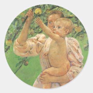 Pegatina Redonda Bebé alcanzando una manzana de Mary Cassatt