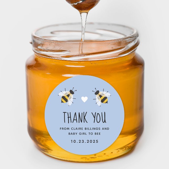 Pegatina Redonda Bebé azul suave para abusar de la ducha gracias (Sky blue round sticker for a Baby to Bee baby shower honey themed favor)