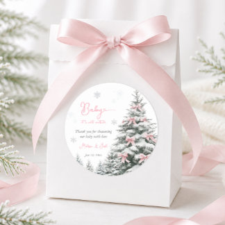 Pegatina Redonda Bebé con lazo rosa, está frío afuera, baby shower