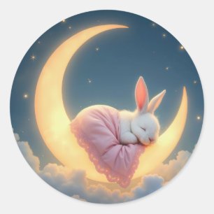 Pegatina Redonda Bebé conejo en una luna creciente
