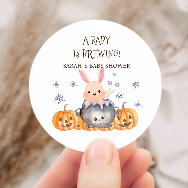 Pegatina Redonda Bebé de caldero de Halloween está preparando ducha (Cute Halloween Cauldron Baby is Brewing Shower Classic Round Sticker)